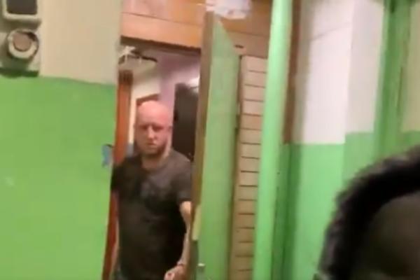 AMERIČKA NOVINARKA PRATILA PUTINOVOG AGENTA: Kada ju je video, ZAUCAO JOJ JE OVO U FACU! (VIDEO)