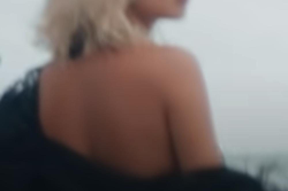 STAVILA PIŠTOLJ NA TELO, POZIRALA POLU GOLA, SAMO OVO NA SEBI! Poznata pevačica ŠOKIRALA pratioce! (FOTO)