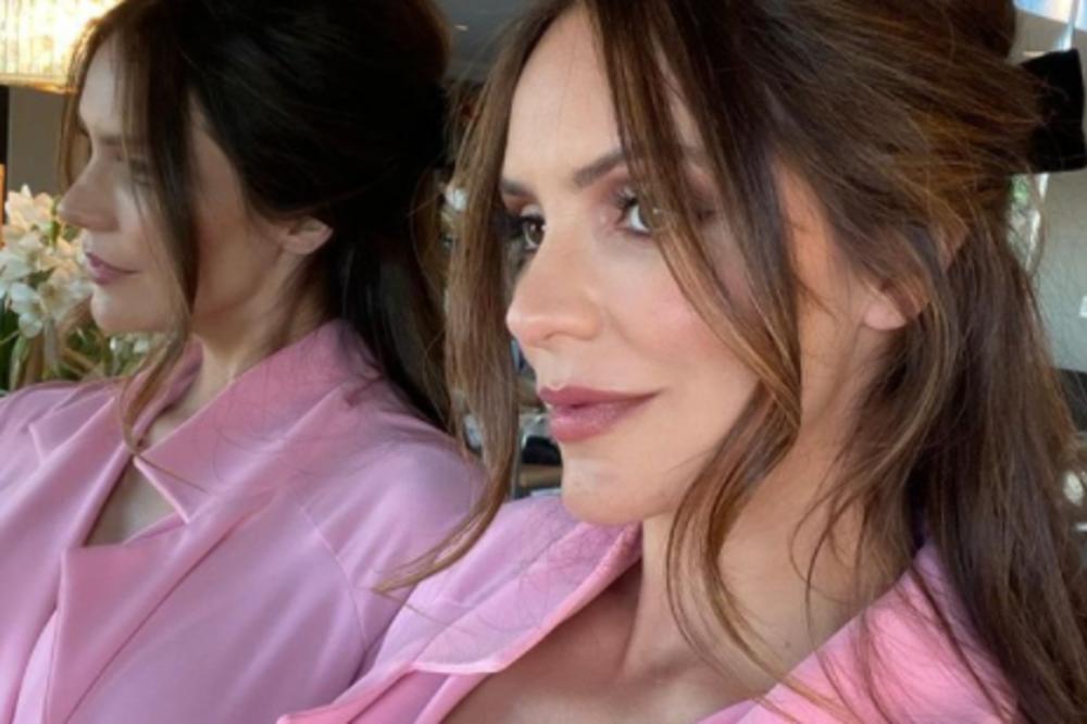 POZNATA GLUMICA U DRUGOM STANJU SA 35 GODINA STARIJIM MUZIČAREM: Ljubav planula na prvi pogled!