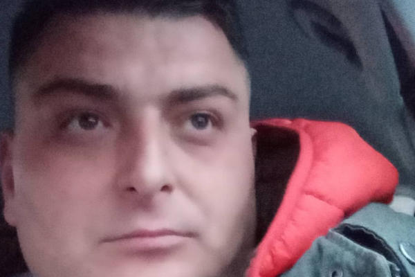 ODVEZAO ŽENU NA PLANINU, SKINUO JE GOLU, TUKAO JE I TERAO DA ŠMRČE DROGU: Policija je u poteri za OVIM ČOVEKOM