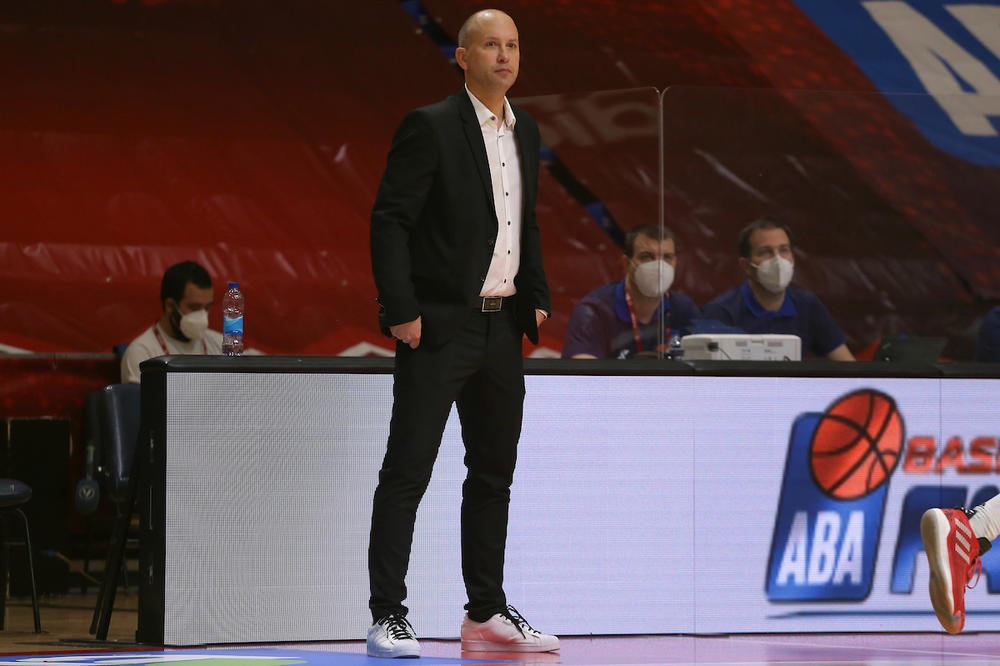 PONIZIO PARTIZAN, PA IH JOŠ I SPRDA: Crno-beli im ubacili jedva 50, a on kaže - Mi ne možemo da igramo jaku odbranu