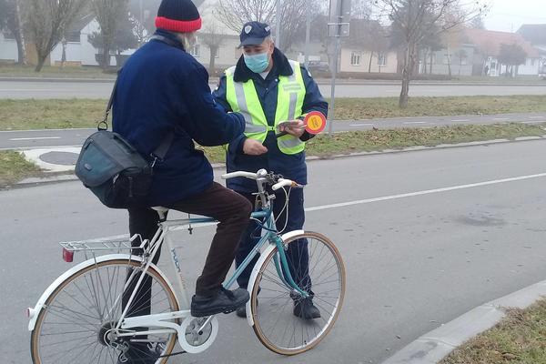 BICIKLISTI IZ SREMSKE MITROVICE SADA ĆE BITI JOŠ BEZBEDNIJI: Podeljeno je 1.000 komada! (FOTO)