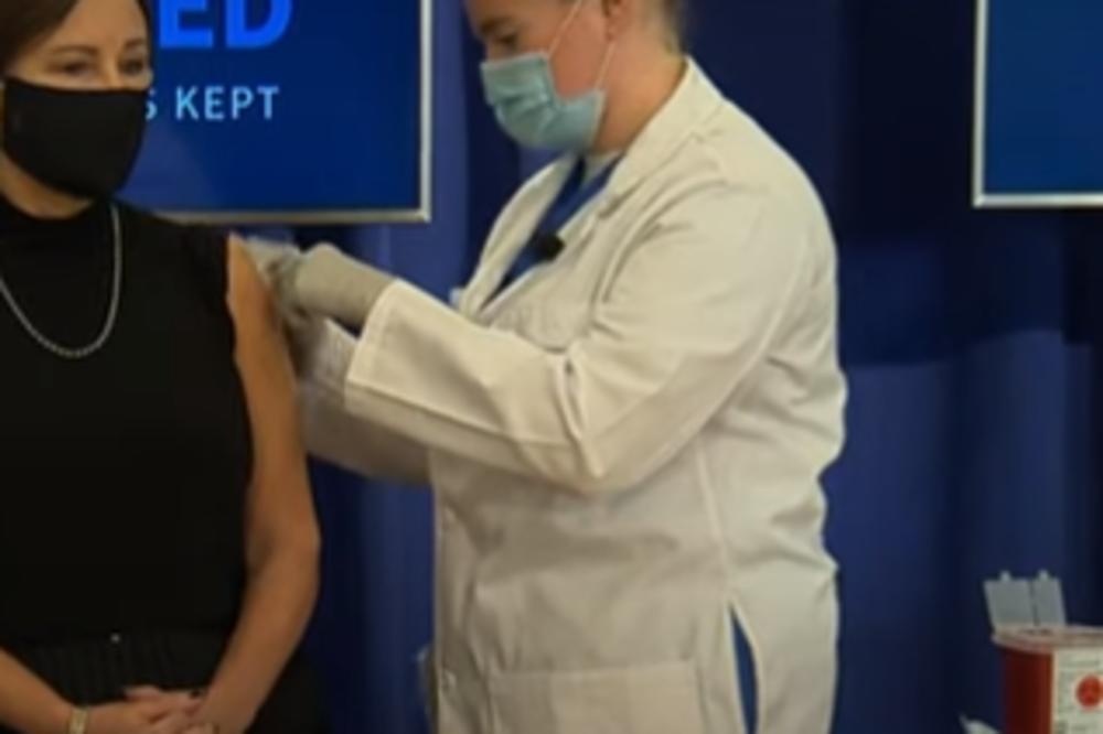 NISAM NIŠTA OSETIO: Potpresednik SAD-a i njegova supruga PRVI primili svoju dozu VAKCINE u levu ruku (VIDEO)
