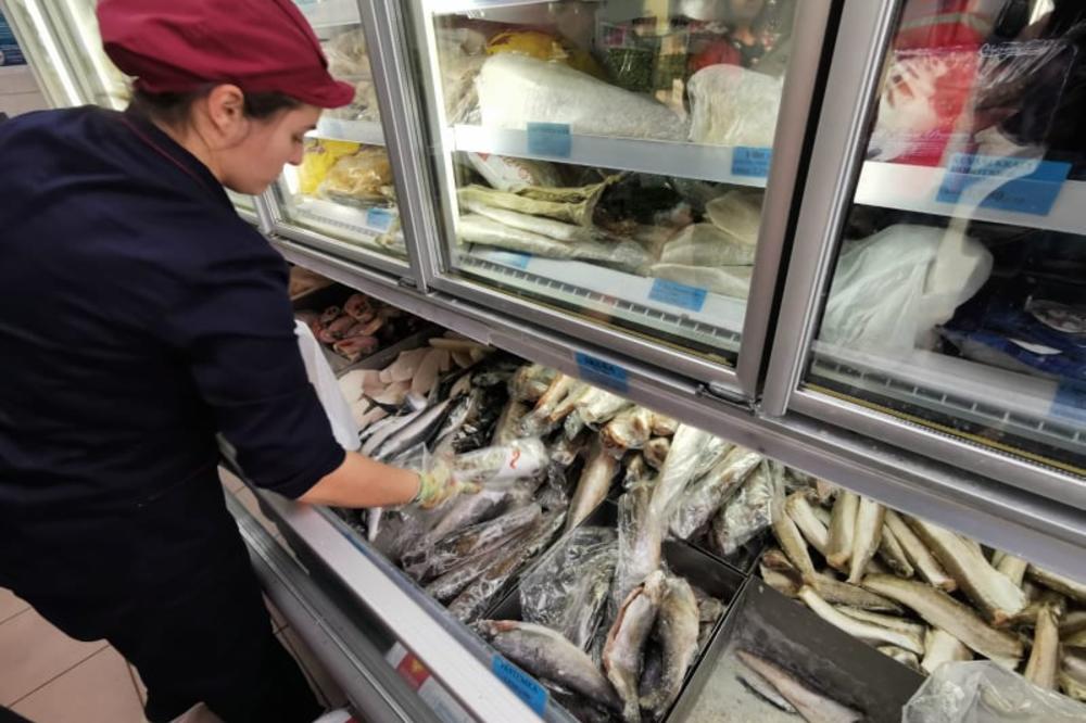 SRBI ZA NIKOLJDAN KUPUJU RIBU NA KOMAD! Tuga, ovo se našem narodu još nije desilo... (FOTO)