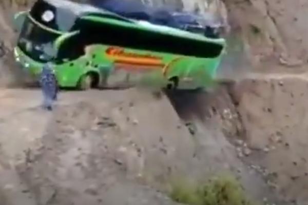NIKOME NIKAD NEĆE BITI JASNO KAKO OVAJ AUTOBUS NIJE SLETEO U PROVALIJU: Pogledajte najbolje i sami (VIDEO)