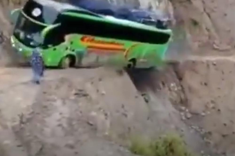 NIKOME NIKAD NEĆE BITI JASNO KAKO OVAJ AUTOBUS NIJE SLETEO U PROVALIJU: Pogledajte najbolje i sami (VIDEO)