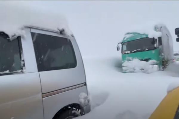 NISAM IMAO NI HRANE NI VODE, JEO SAM SNEG! Snažno nevreme zatrpalo više od 100 VOZAČA NA PUTU! (VIDEO)