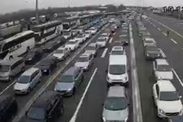 PAKAO JE BLAGA REČ! Na Batrovcima kolone kilometarske, čeka se 3 sata na ulaz u Hrvatsku, oglasio se MUP!