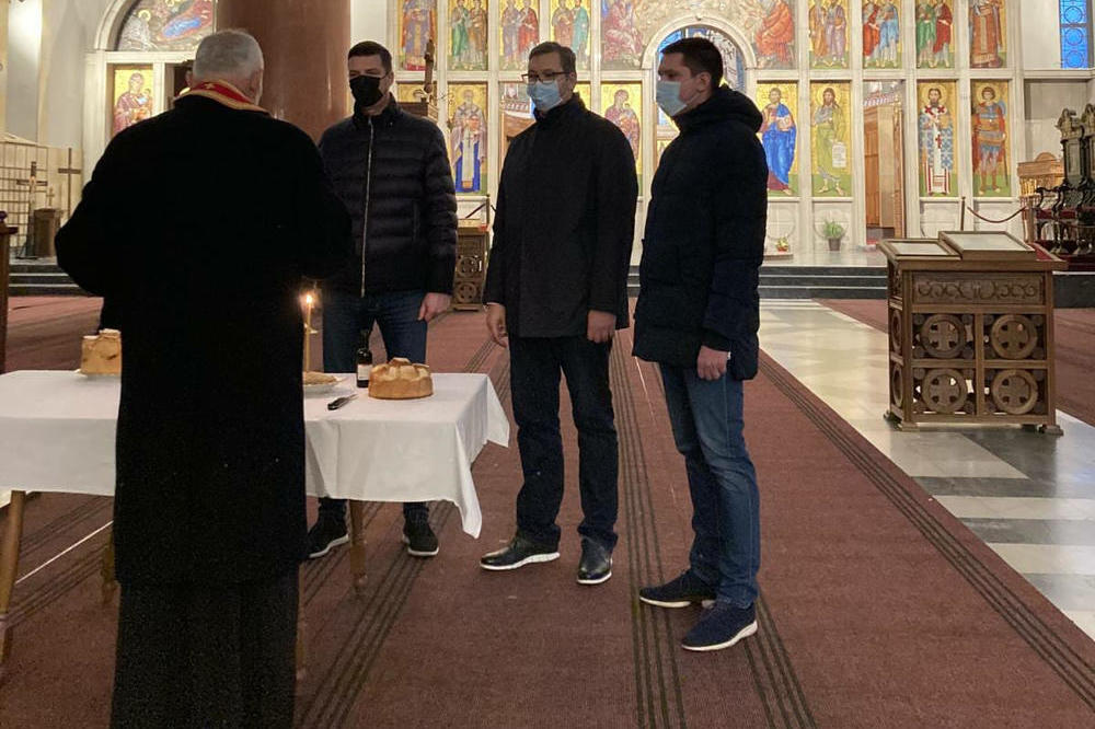 PREDSEDNIK SLAVI KRSNU SLAVU NIKOLJDAN: Vučić je sa bratom Andrejem i sinom Danilom rano jutros odneo kolač u crkvu