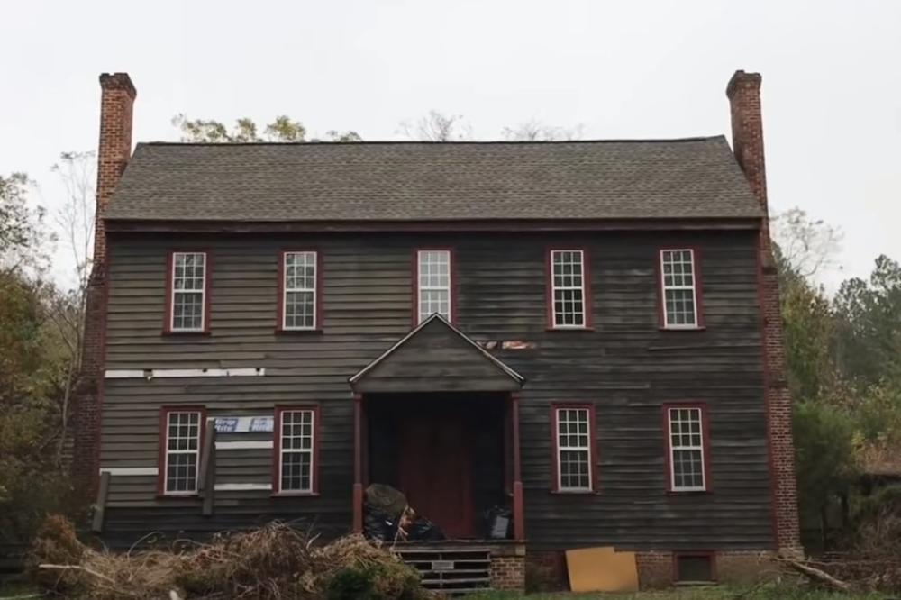 KUPILI SU STARU KUĆU O KOJOJ SU SE PRIČALE ČUDNE STVARI: Nisu mogli da ZAMISLE šta se KRILO U ZIDOVIMA!