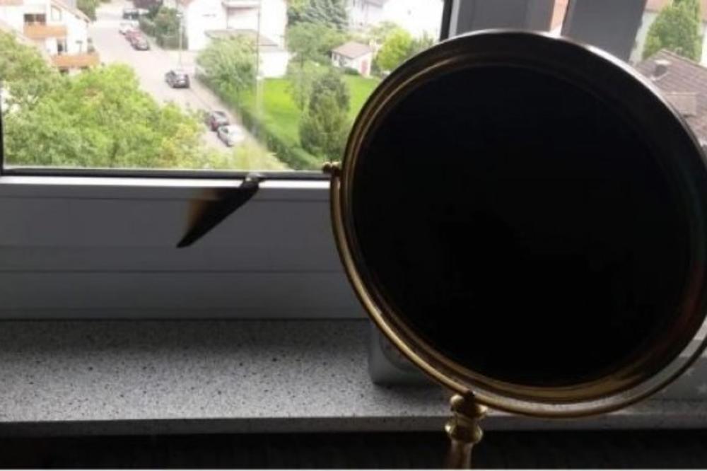 ŽENA JE OSTAVILA OGLEDALO NA PROZORU: Kada se vratila iz šetnje videla je prizor koji ju je SLEDIO! (FOTO)