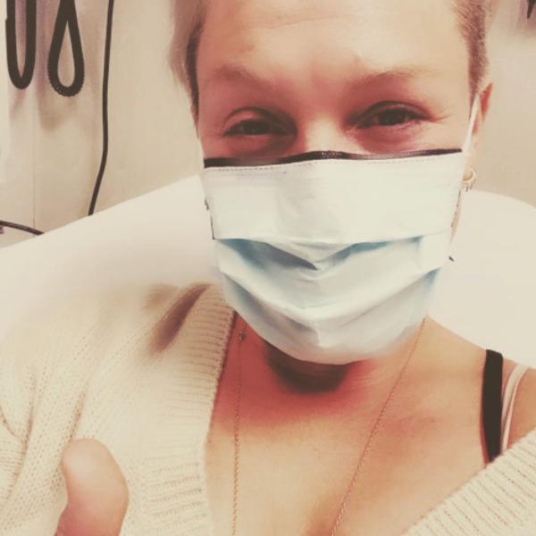 KAKAV ŠOK! POPULARNA PEVAČICA HITNO HOSPITALIZOVANA! Preležala koronu, a onda dobila infekciju, pa sada još i ovo..