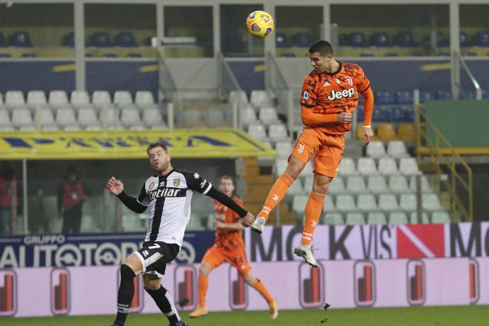 NIJE PTICA, NIJE AVION, TO LETI KRISTIJANO RONALDO: Portugalac opet prkosio zakonima fizike, Vlahović spasio Violu!