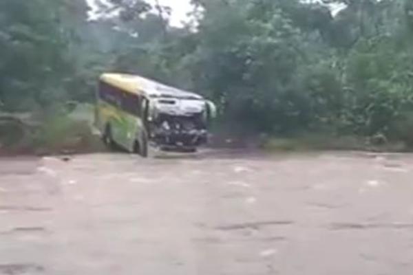 TUGA! Autobus SLETEO sa puta pa udario u stub, POGINULO njih 8