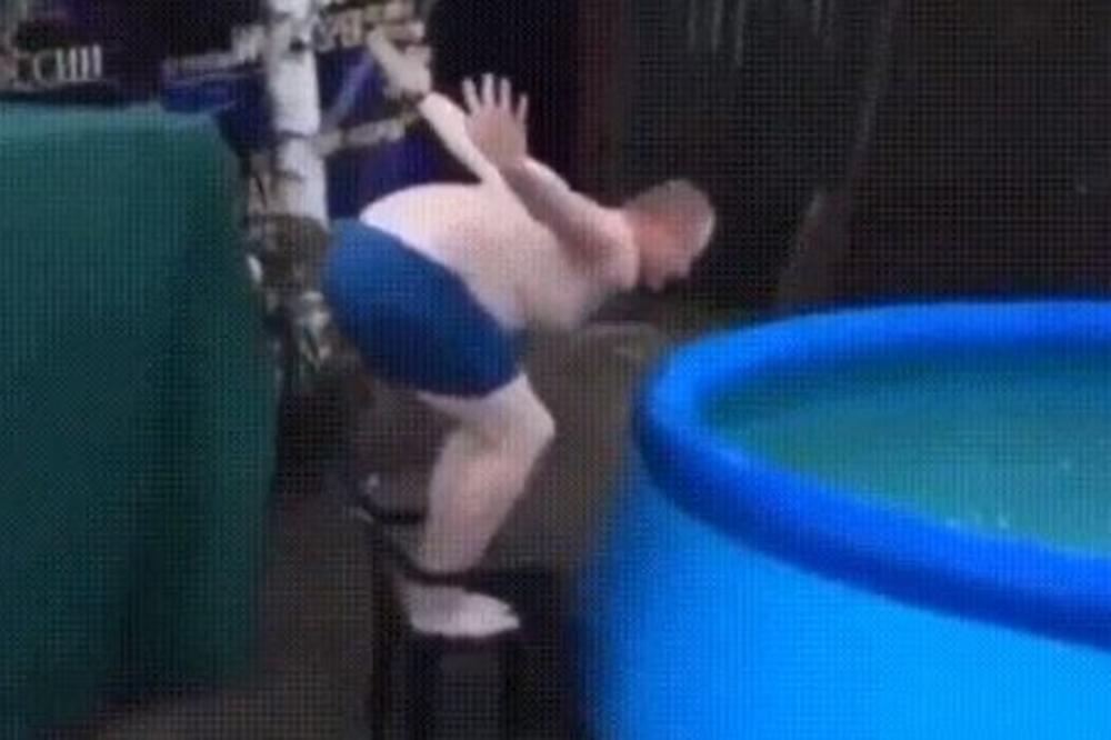 DEBELJKO JE HTEO DA SA STOLICE SKOČI U DVORIŠNI BAZEN: Desila se KATASTROFA! (VIDEO)