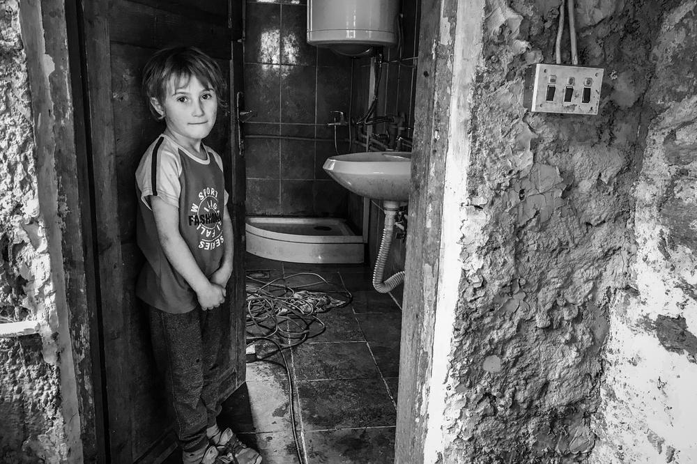 NIKOLINA (6) ŽIVI U VELIKOM SIROMAŠTVU, NOSI APARAT ZA SLUH, A IMA SAMO JEDNU ŽELJU: Neću da mi bude HLADNO! (FOTO)