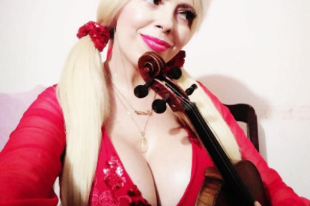 SVI GLEDAJU NE TREPĆU! ZAPALILA REGION IZVEDBOM  DŽEJEVE BALADE: Se*si violinistkinja raspustila DUDE pa zasvirala!