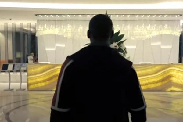 HTEO JE SEBI DA PUCA U USTA, A SADA MU JE MAJKA PREMINULA OD RAKA! Tragičan život poznatog glumca! (FOTO)