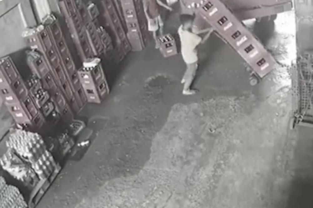 ODRASLI MUŠKARCI PLAČU KAD VIDE OVAJ SNIMAK: Uspeo je da sačuva jednu, ali 4 druge... (VIDEO)