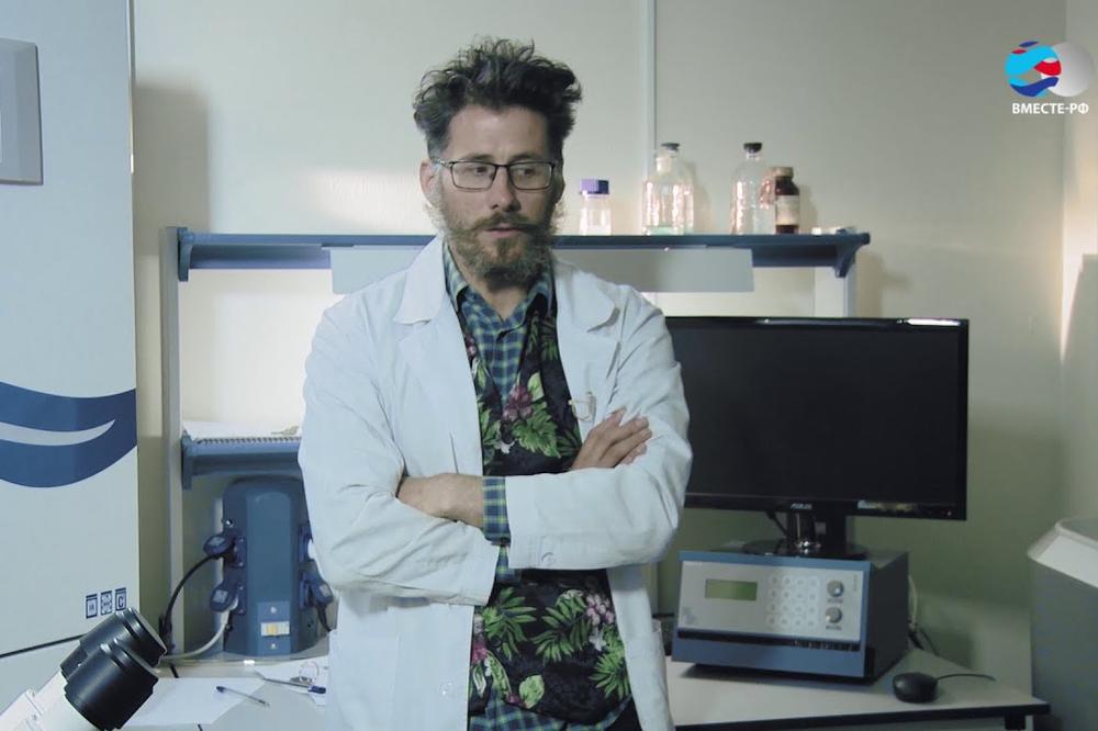 UBIJEN RUSKI NAUČNIK KOJI JE RADIO NA VAKCINI PROTIV KORONE! Pronađen u DONJEM vešu ISPRED svoje zgrade! (VIDEO)