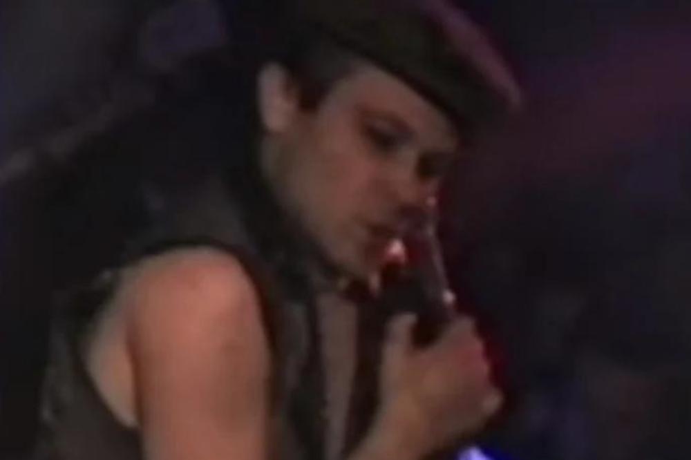 OVO JE NAJSVIREPIJI MUZIČAR SA NAŠE ESTRADE! Ubio je ČOVEKA, a na nastupima se sekao ŽILETIMA i STAKLOM! (VIDEO)