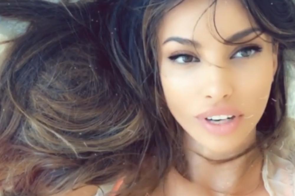 ROMIN IGRAČ JE DOBAR I VAN TERENA: Smuvao lepoticu 12 godina stariju!