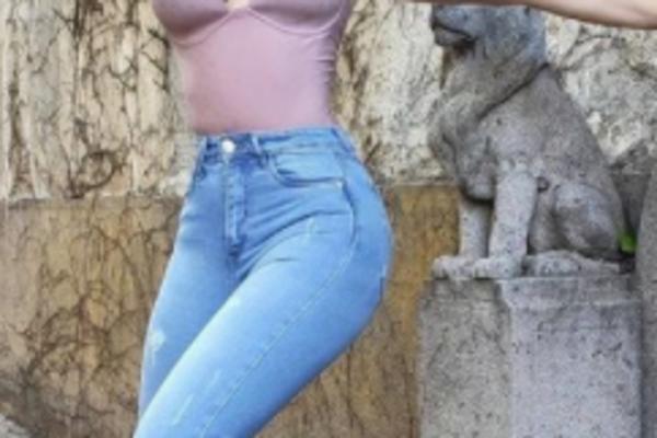 PIŠTOLJ NEMA, AL' GRUDIMA UBIJA! Provokativna učesnica Zvezde Granda RASPALILA MAŠTU MUŠKARCIMA, pridržavaju oči!