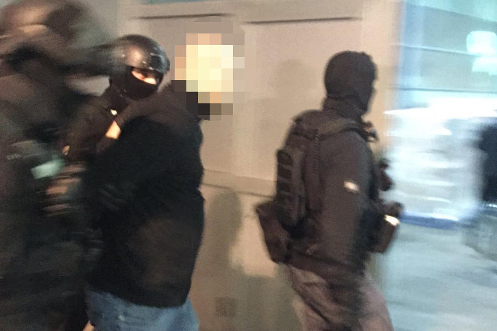 IZRUČEN JE DARKO ELEZ: Policija ga prevezla do granice