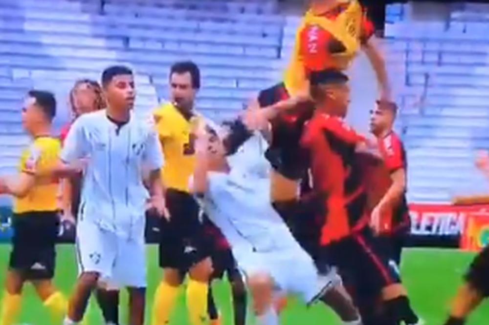 OTVORENIM ĐONOM DIREKTNO U GLAVU: Stravična tuča dece na fudbalskoj utakmici! Brutalnost kakva se retko viđa!