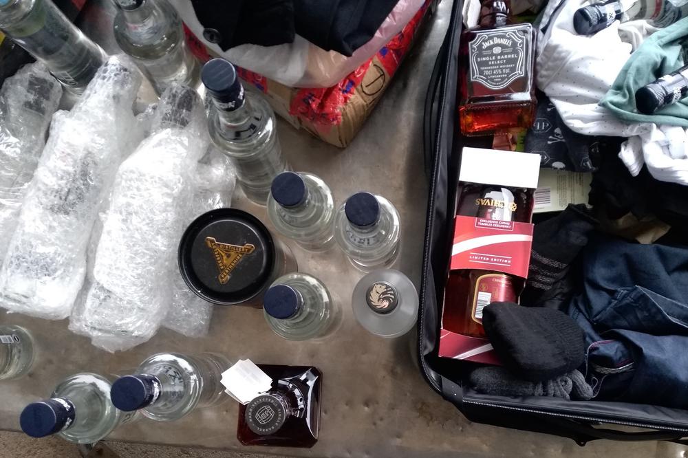 NEMCI PREKO SRBIJE PROBALI OZBILJAN ŠVERC: Ni carinici do sad nisu videli da neko ovo krije u REZERVNOM TOČKU