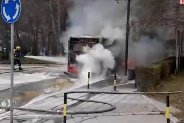 AUTOBUS SE ZAPALIO U NIŠKOJ BANJI: Posle dima je SAMO PUKLO