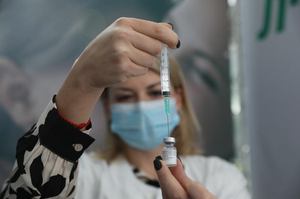 KOD NJIH NEMA DILEME: UAE masovno besplatno vakciniše stanovništvo kineskom vakcinom!