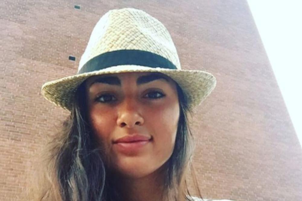 ČELSI SE POJAČAO LEPOTICOM BALKANSKIH KORENA: Atraktivna crnka je zavela momka iz Srbije! (FOTO)