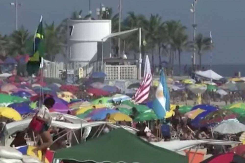 KORONA HARA, ONI NE HAJU: SEDE jedni drugima na GLAVAMA, cela plaža KRCATA!(VIDEO)