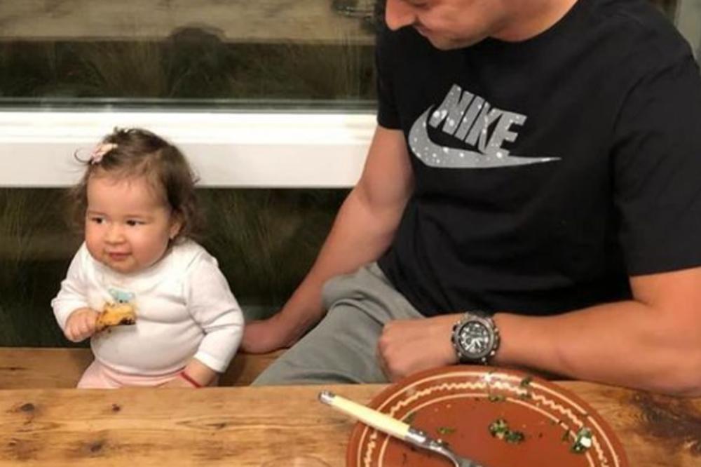 BEBA SOFIJA JE NEDAVNO PRIMILA NAJSKUPLJI LEK NA SVETU: Sad su sve oči uprte u ono što je okačio njen tata