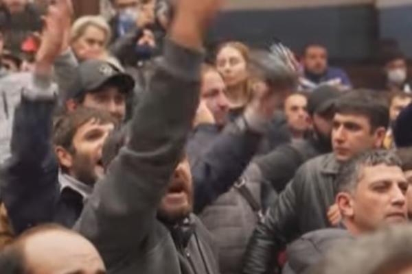 NAROD JERMENIJE PODIGAO ŠATORE ISPRED ZGRADE VLADE: Žele da najure premijera!