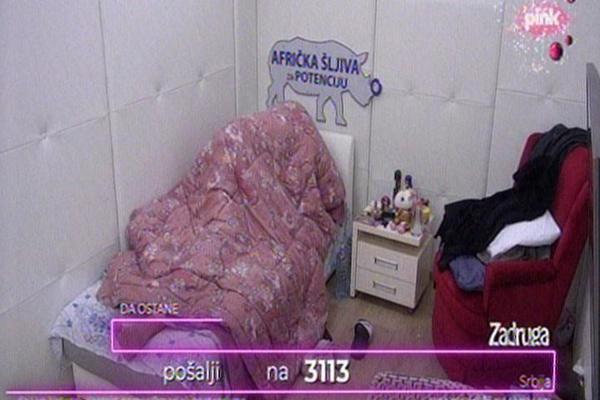 OŽENJENI ŠA I TARA SIMOV SE PONOVO BESRAMNO OPUSTILI U KREVETU: Prštale STRASTI, nisu mogli da se obuzdaju! (VIDEO)