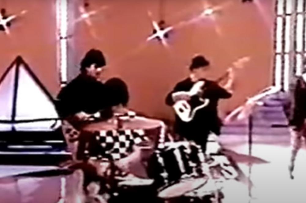 DA LI STE VIDELI ŽELJKA MITROVIĆA KAKO SA 16 GODINA SVIRA BAS? Mnogi ne znaju da je bio U LEGENDARNOJ GRUPI (VIDEO)