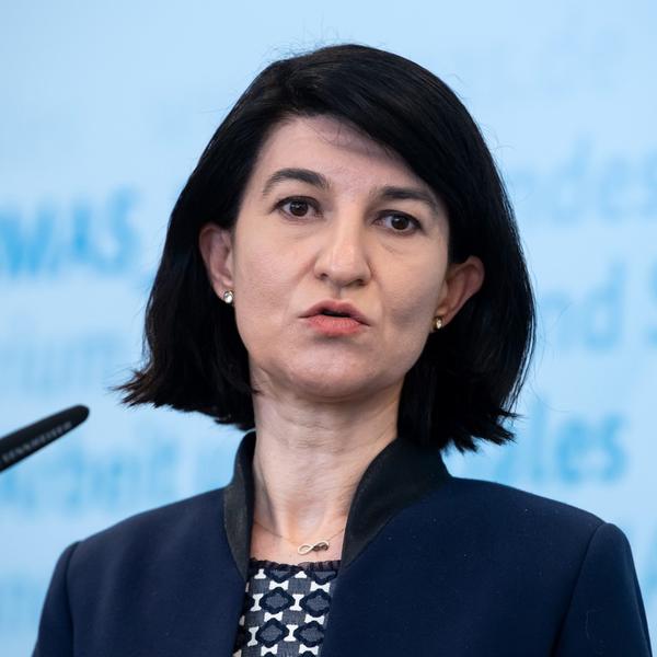 MINISTARKA POZITIVNA NA KORONU: Violeta se ODMAH OGLASILA sa VAŽNOM PORUKOM!