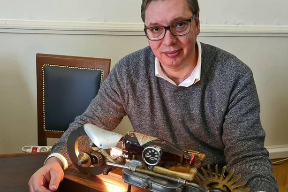 PREDSEDNIK VUČIĆ DOBIO NEVEROVATAN POKLON OD ZOLTANA TAMAŠA: Moj najoriginalniji poklon za NG! (FOTO)