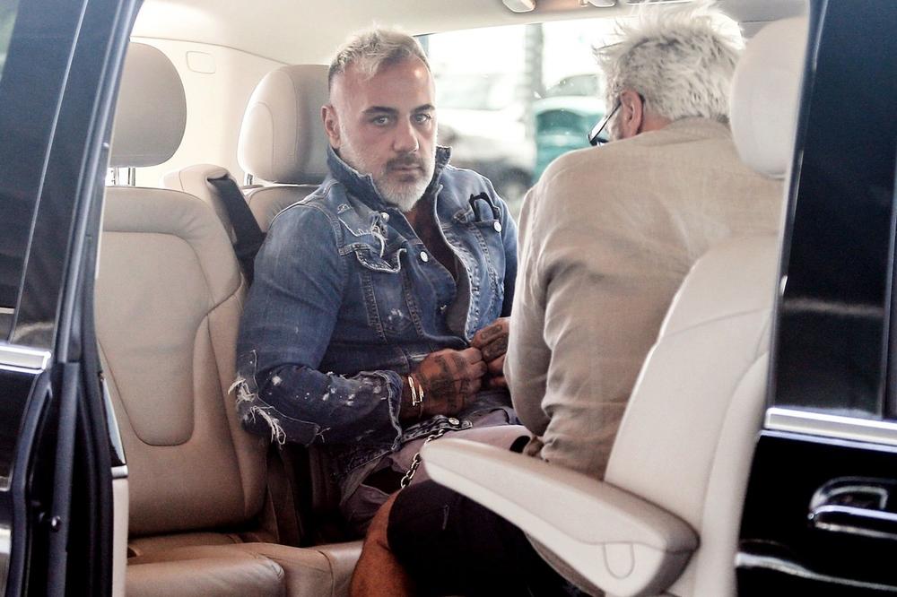 NAJPOŽELJNIJI ITALIJAN SE VAKCINISAO U BEOGRADU: Popularni milioner na radost žena svoju dozu PRIMIO BEZ MAJICE!