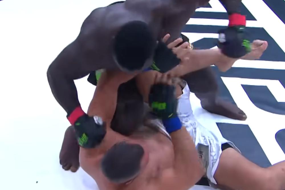 IZGLEDA KAO ZVER, BORIO SE U PESKU KAO GLADIJATORI: Sad MMA svet drhti pred čudovištem iz Senegala!