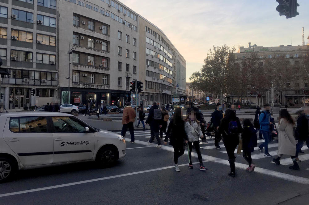 U CENTRU GRADA SMO SNIMILI KOLAPS: Nervozni vozači samo trube, POMETNJA NASTALA ZBOG JEDNOG SEMAFORA (FOTO)