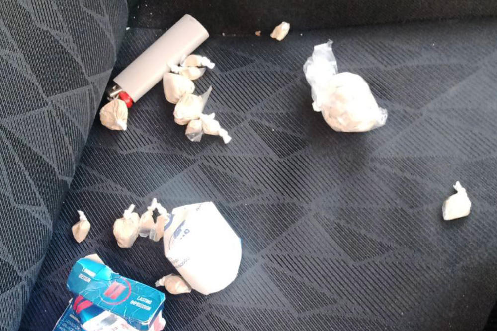 UHAPŠEN (37) NA VOŽDOVCU: Policija mu pretresla automobil i pronašla 58 paketića OVE DROGE (FOTO)