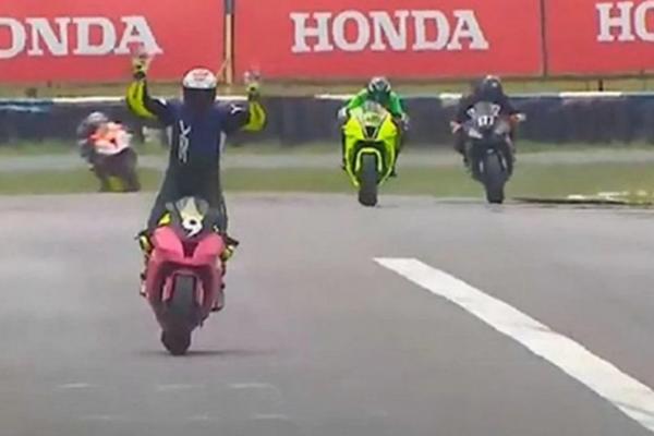 SRAMOTAN I SMEŠAN KRAJ TRKE! Ovo neće nikad zaboraviti!