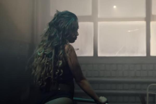 ONA JE HODAJUĆA BOMBA! Poznata pevačica otkrila pikantne detalje o njoj koje niko nije znao!