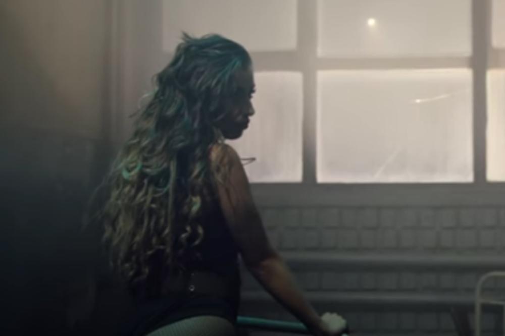 ONA JE HODAJUĆA BOMBA! Poznata pevačica otkrila pikantne detalje o njoj koje niko nije znao!