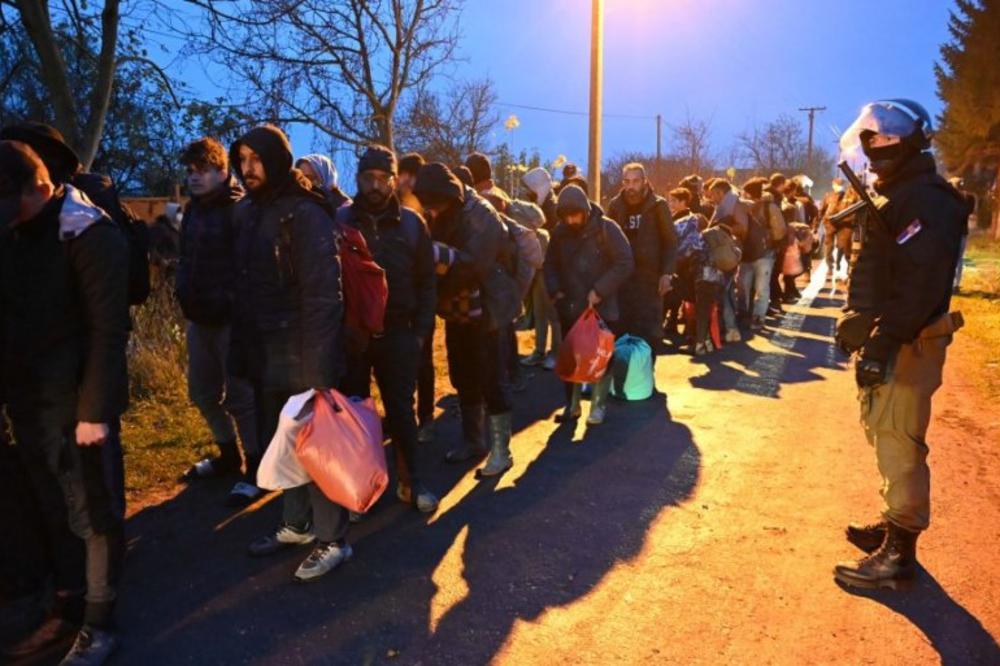 KATASTROFA KOD BIHAĆA: Skoro 700 migranata je spavalo u 20 autobusa, a onda su ih zaustavili!