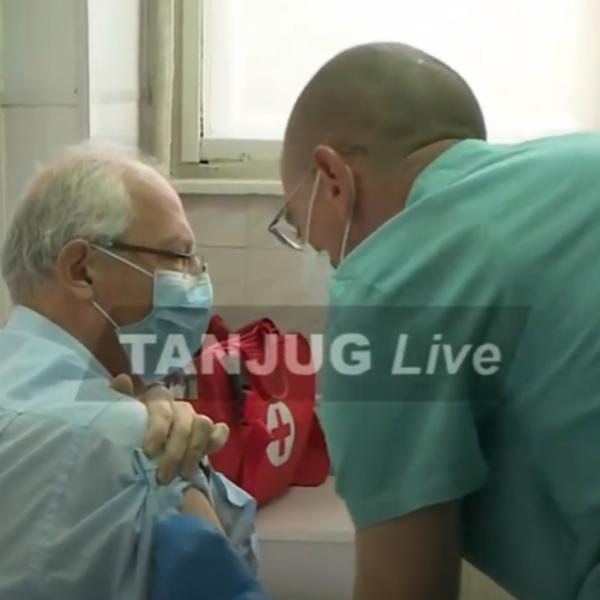 PROŠLO JE VIŠE OD ČETIRI SATA, NEMAM REAKCIJU NA VAKCINU, NI OTOK! Dr Kon pokazao POTVRDU O IZVRŠENOJ VAKCINACIJI!