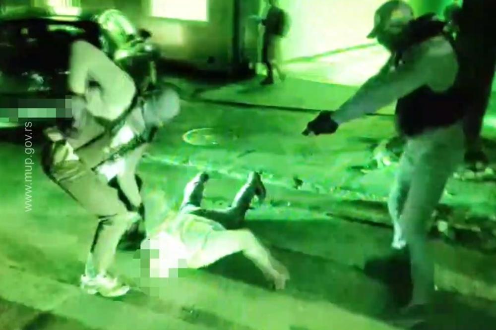 ŠOK SNIMAK SA ZVEZDARE! Beogradski inspektori uleteli u garažu, petoro razbojnika uhapšeno za sekund (VIDEO)